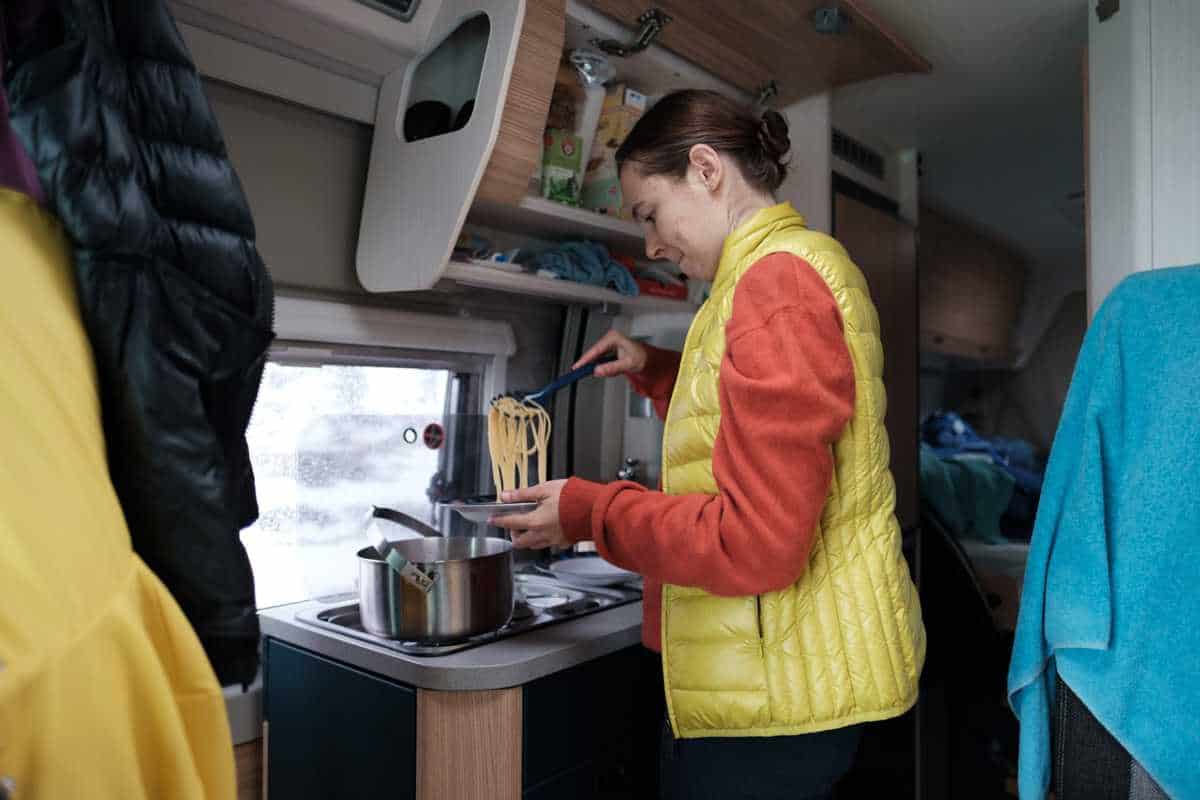 Frau Kocht Spaghetti Im Wohnmobil