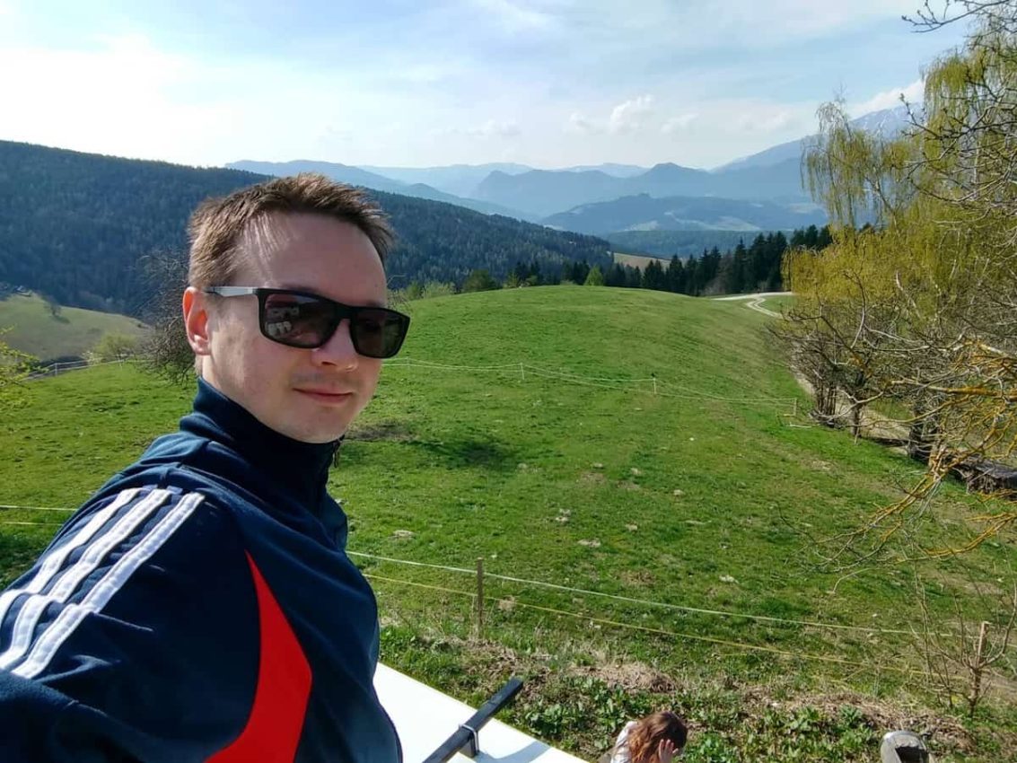 Gerfried Sitzt Am Wiesen