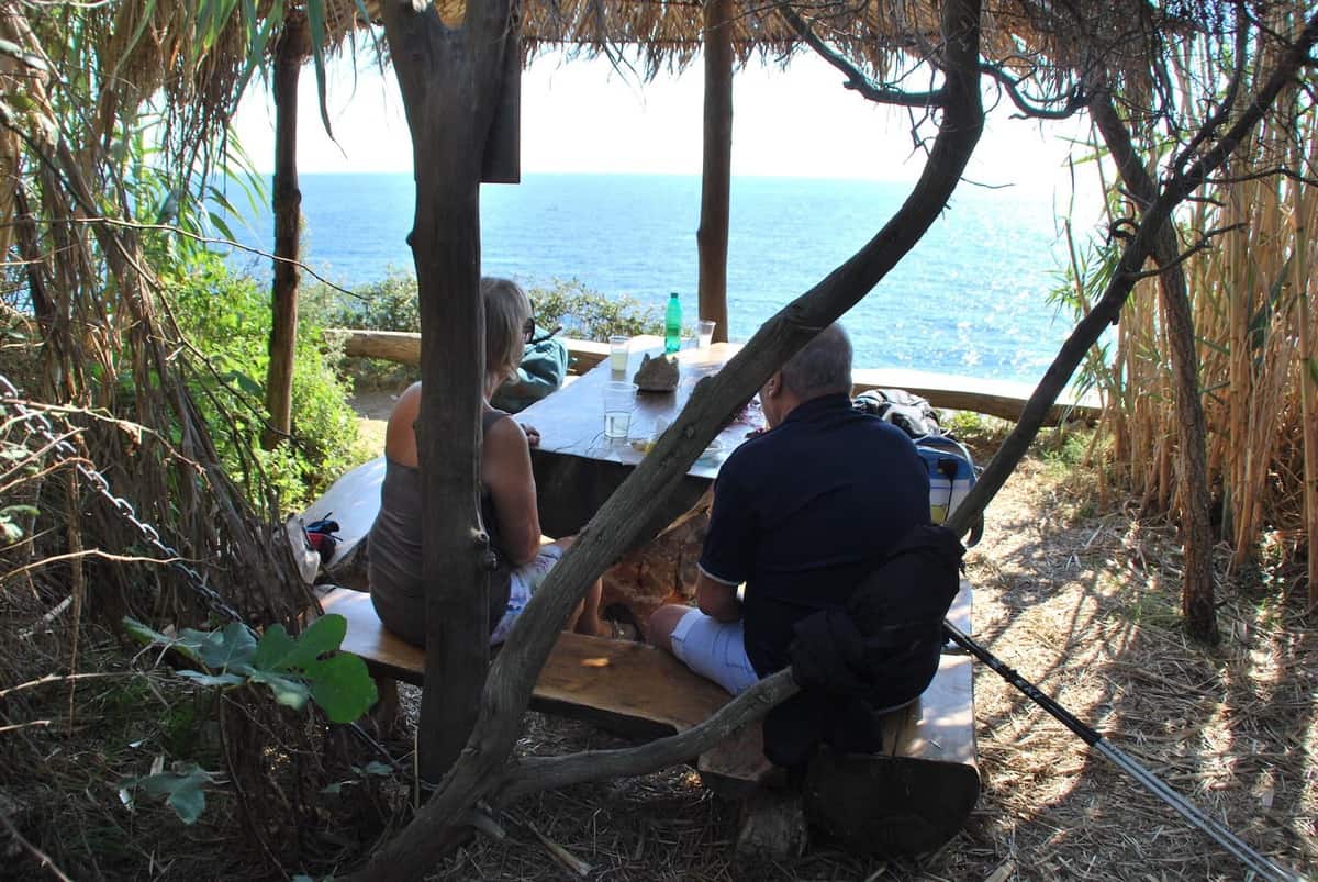 Beschattetes Barsitzplatz Am Meer