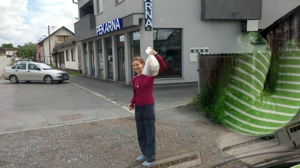 Frau Steht Vor Einer Bäckerei Mit Einkauf