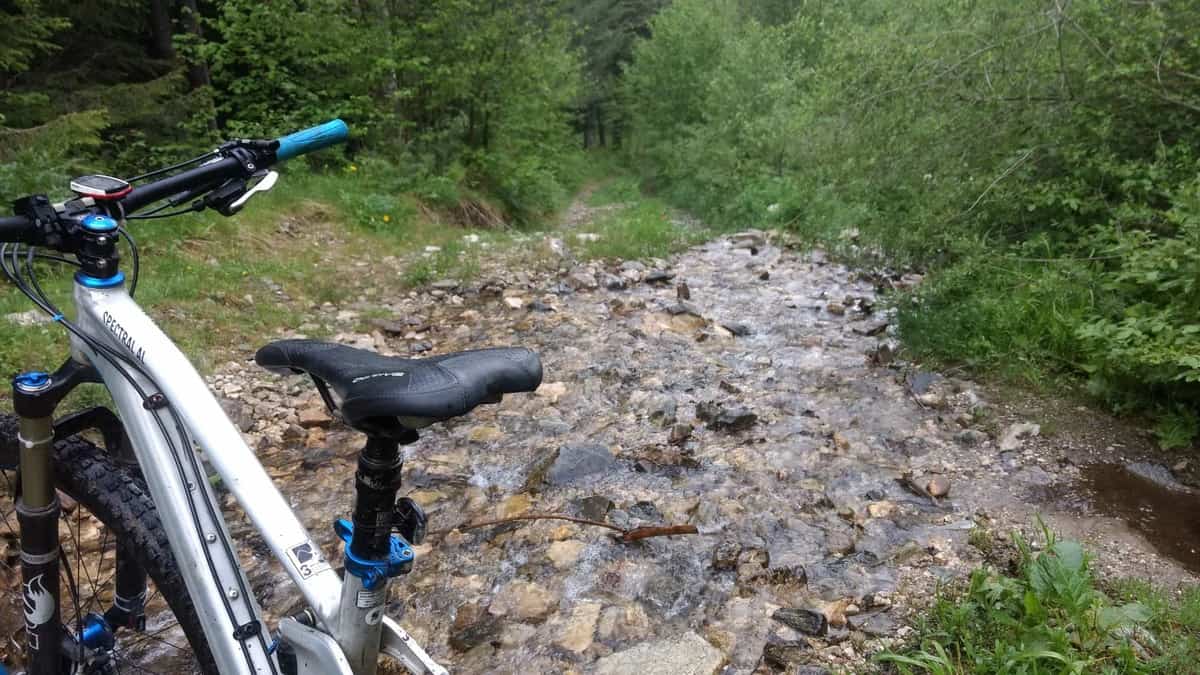 Mountainbike beim Fluss queren