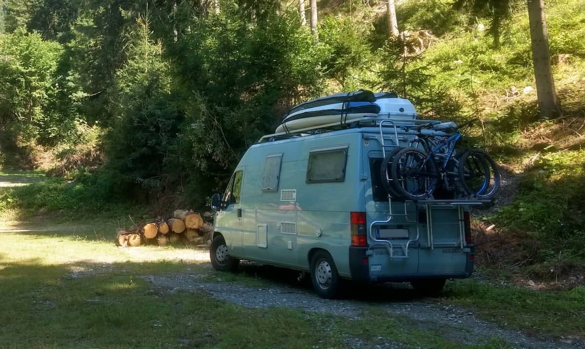 Wohnmobil Mit Fahrräder Und Surfbretter
