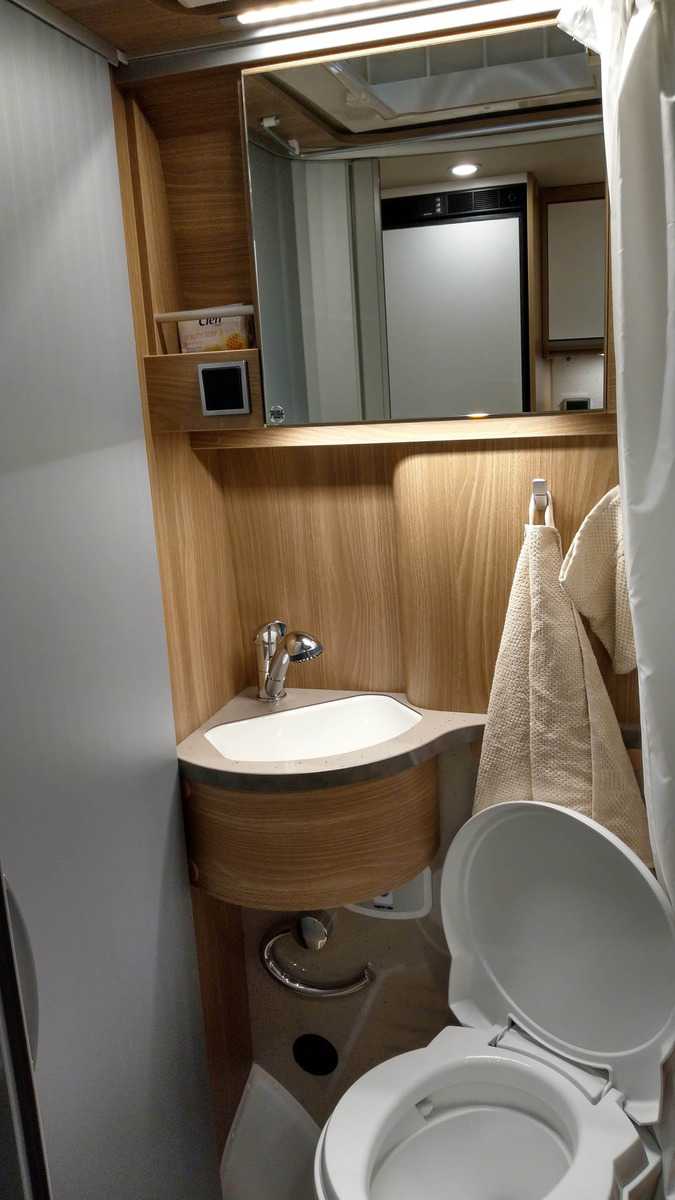 Carado Vlow / Sunlight Cliff Nasszelle