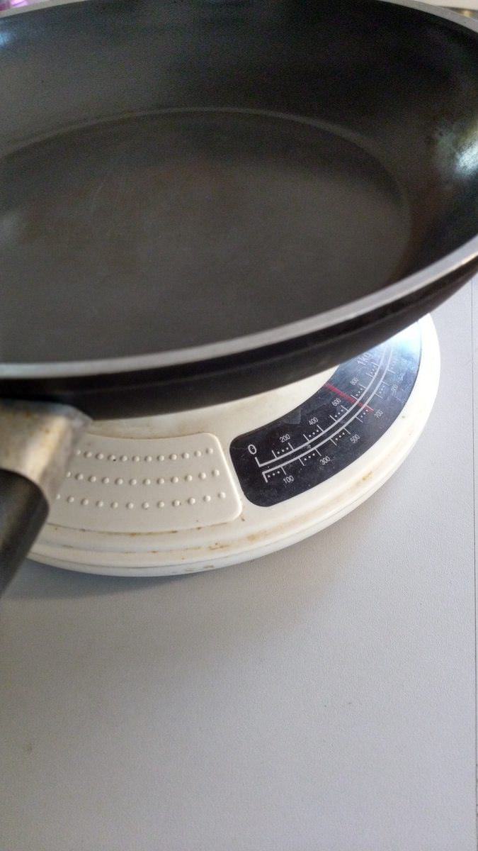 Herkömmliche Pfanne Auf Der Waage