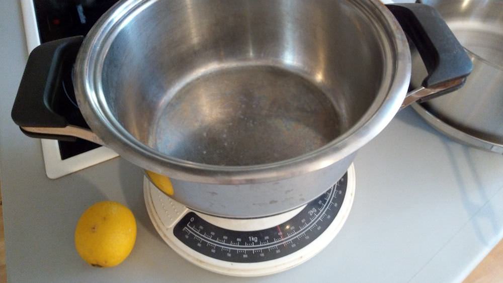 Herkömmlicher Edelstahl-Topf Auf Der Waage