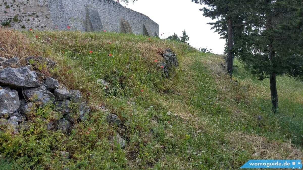 Trail Läuft Neben Einem Alten Mauer
