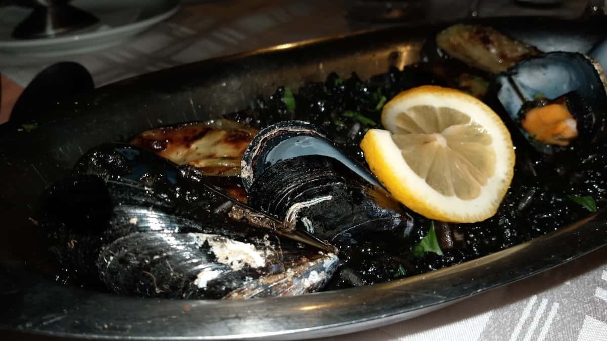 Muscheln Essen In Einem Restaurant, Biograd