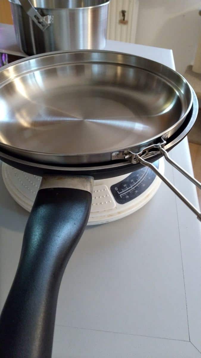 Beide Pfannen Auf Der Waage