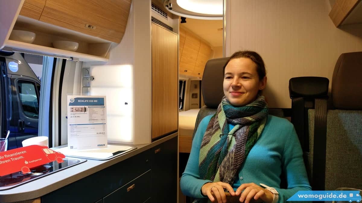 Olya Sitzt An Der Dinette In Einem Knaus Boxlife 630