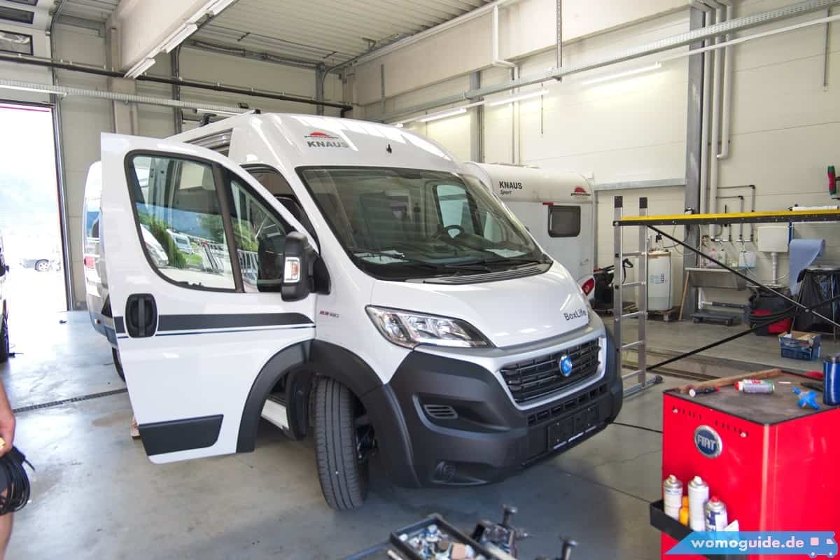 Wohnmobil In Einem Autowerkstatt