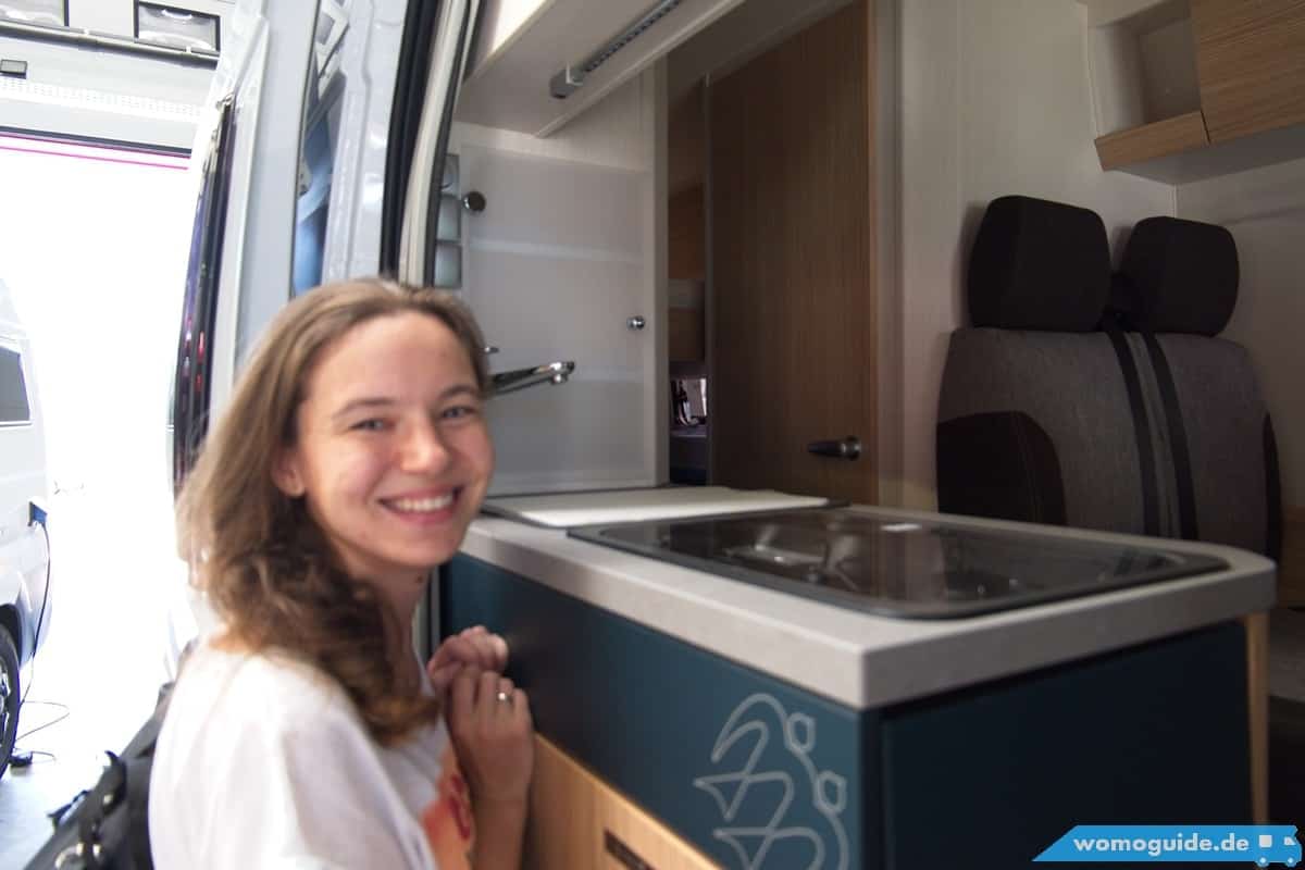 Frau holt neues Wohnmobil ab