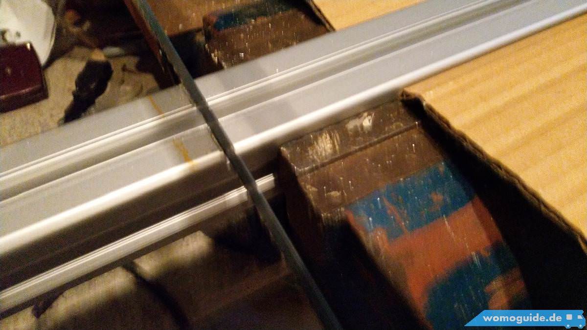 Aluprofile Zurechtschneiden Für Die Solarmontage Am Dach Des Wohnmobils