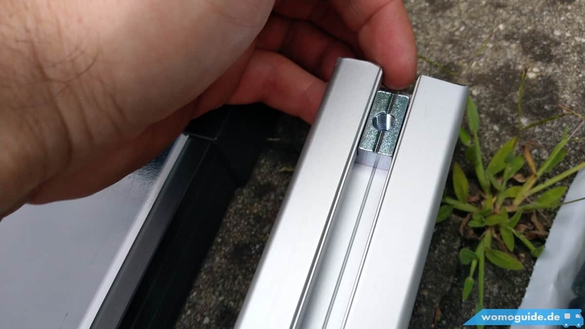 Nutenstein Wird Ins Aluprofil Geschoben