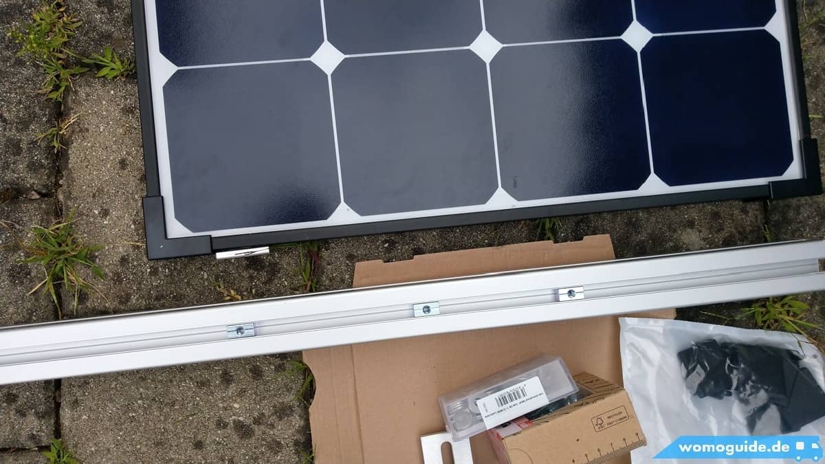 Solarmodul Wird Am Aluprofil Befestigt.