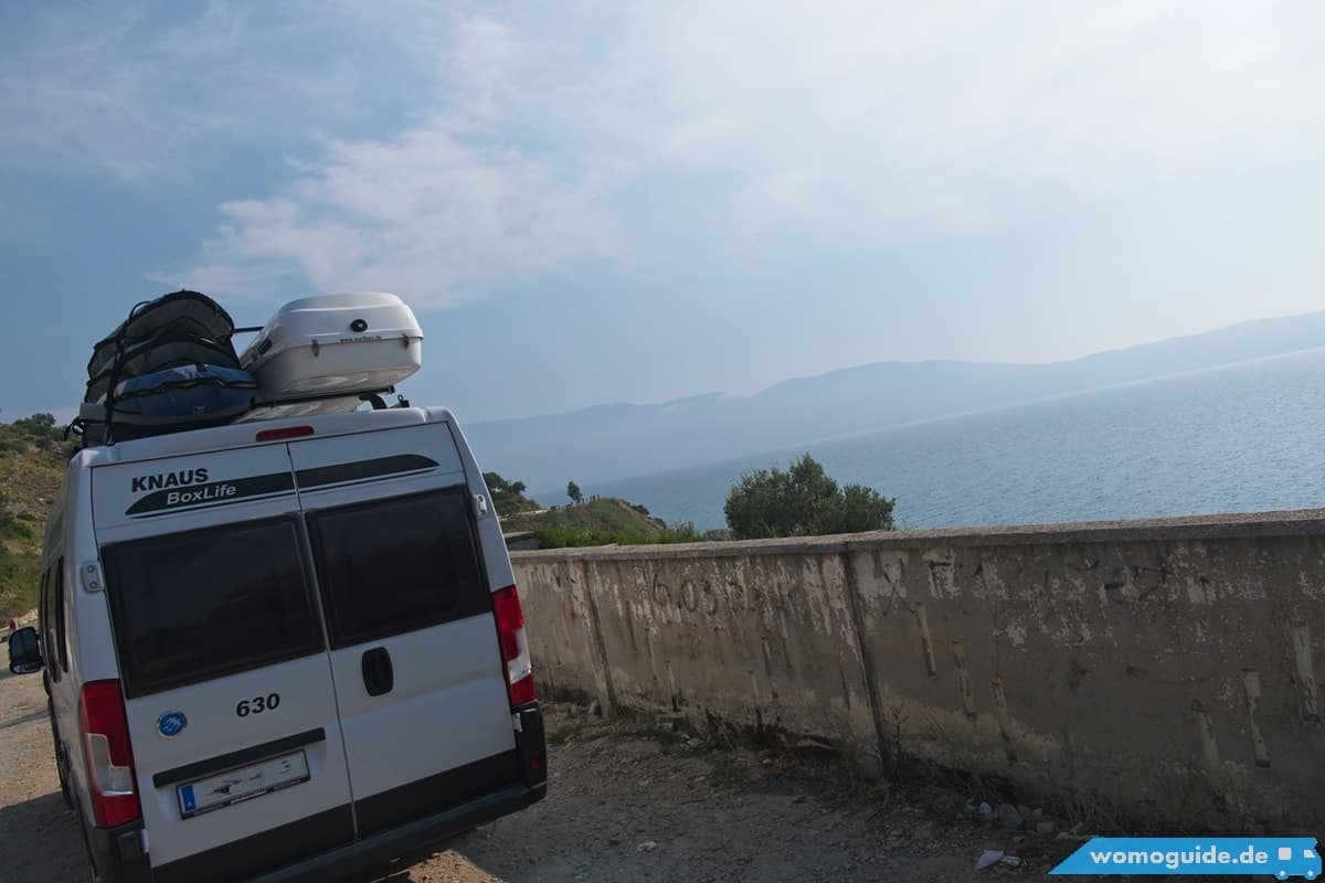 Vlorë: Wohnmobil An Der Uferstraße