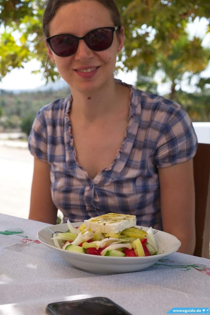 Olya Im Restaurant Mit Griechischem Salat