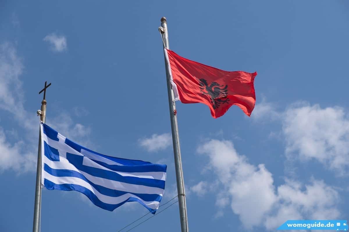 Albanische Und Griechische Flaggen