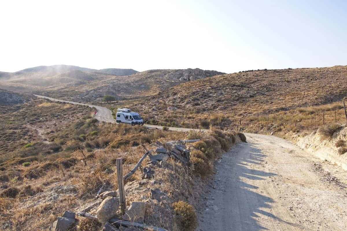 Camper Auf Staubiger Straße In Griechenland