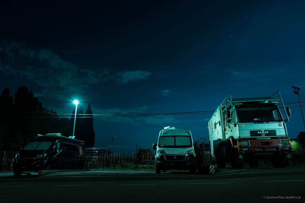 Kastenwagen Am Stellplatz Neben Einem Expeditionsmobil