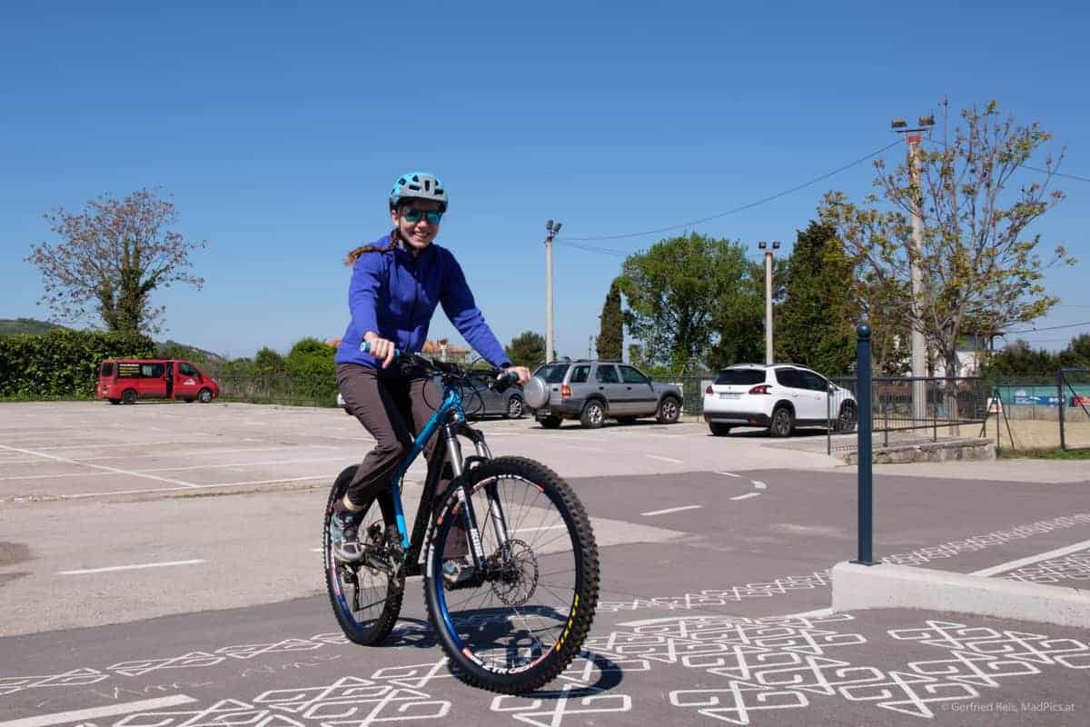 Olya Auf Dem Mountainbike