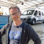 Unzufriedener Kunde Vor Wohnmobil