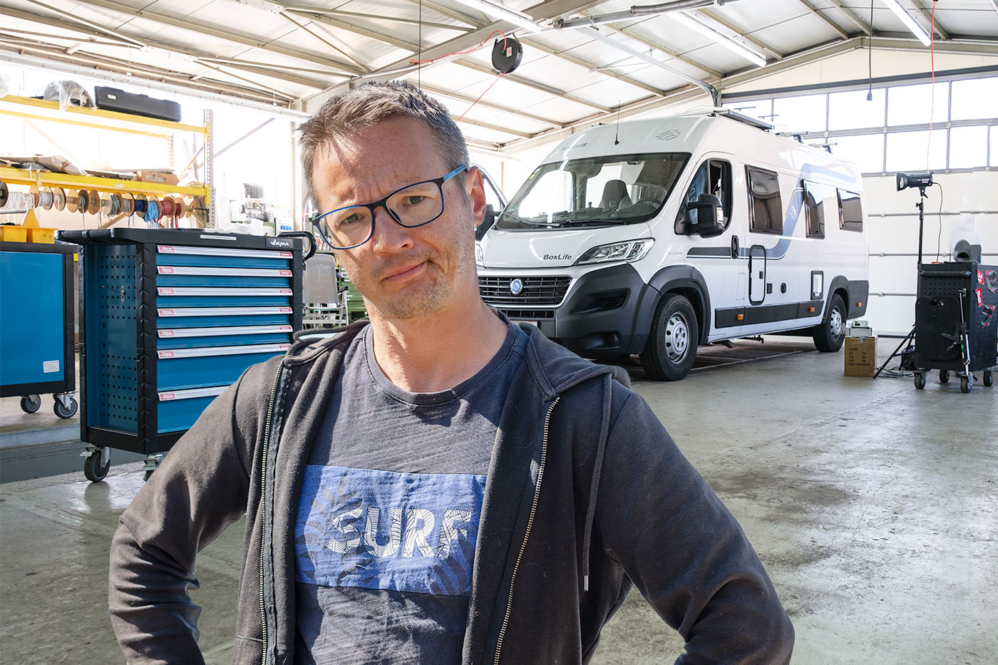 Unzufriedener Kunde vor Wohnmobil