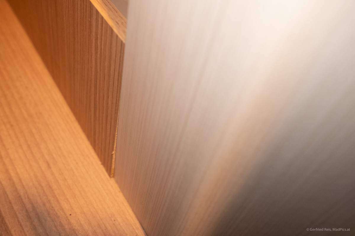 Furnierteile, Die Nicht Gut Aneinander Angebracht Sind