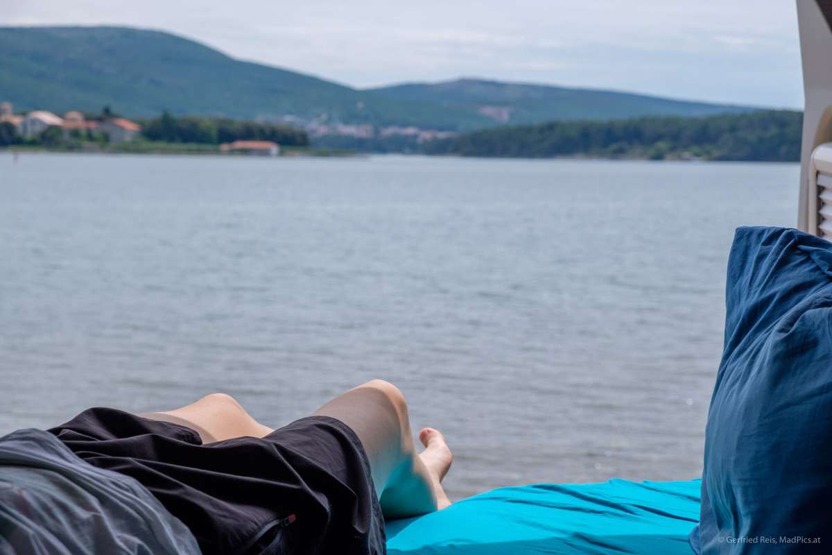 Auf Krk Die Beine Aus Dem Kastenwagen Baumeln Lassen