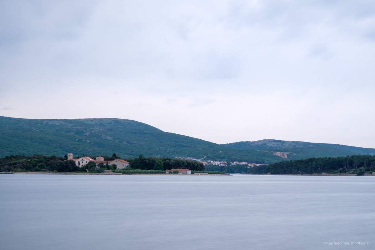 Kroatische Landschaft, See Und Hügel