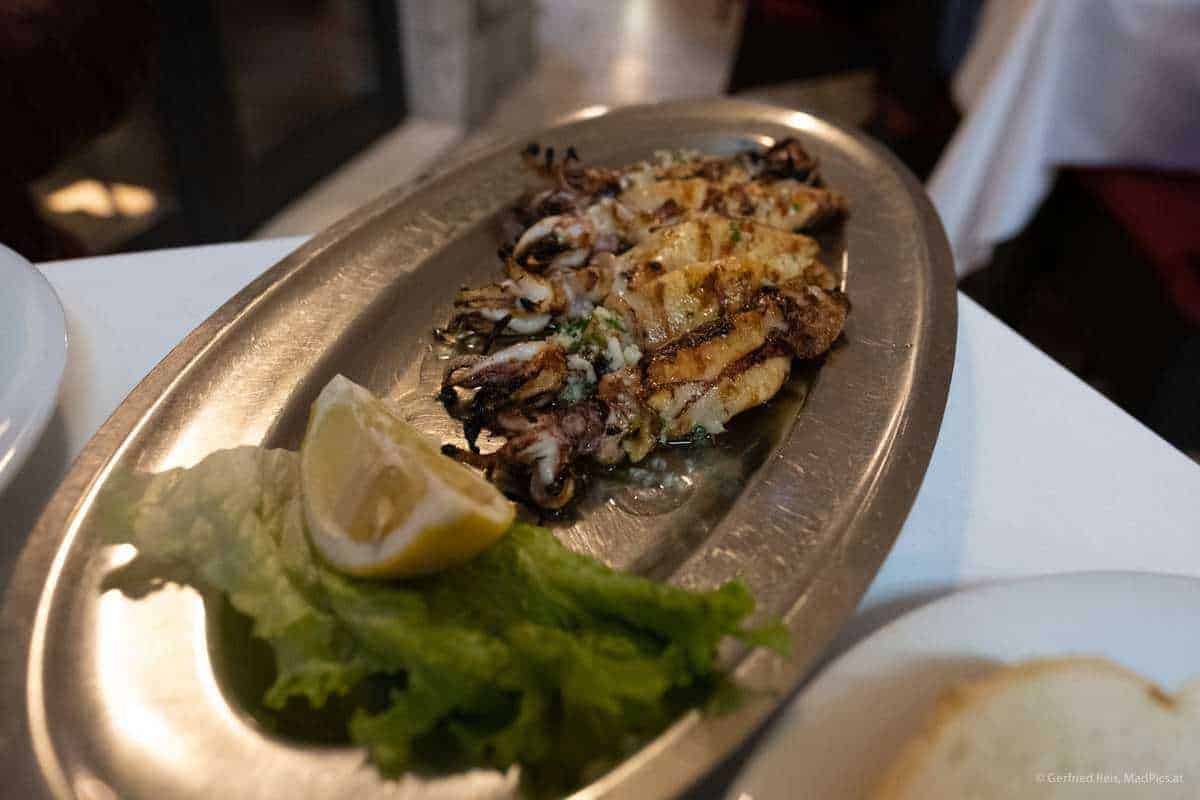 Trogir, Kroatien: Calamari Essen Im Restaurant