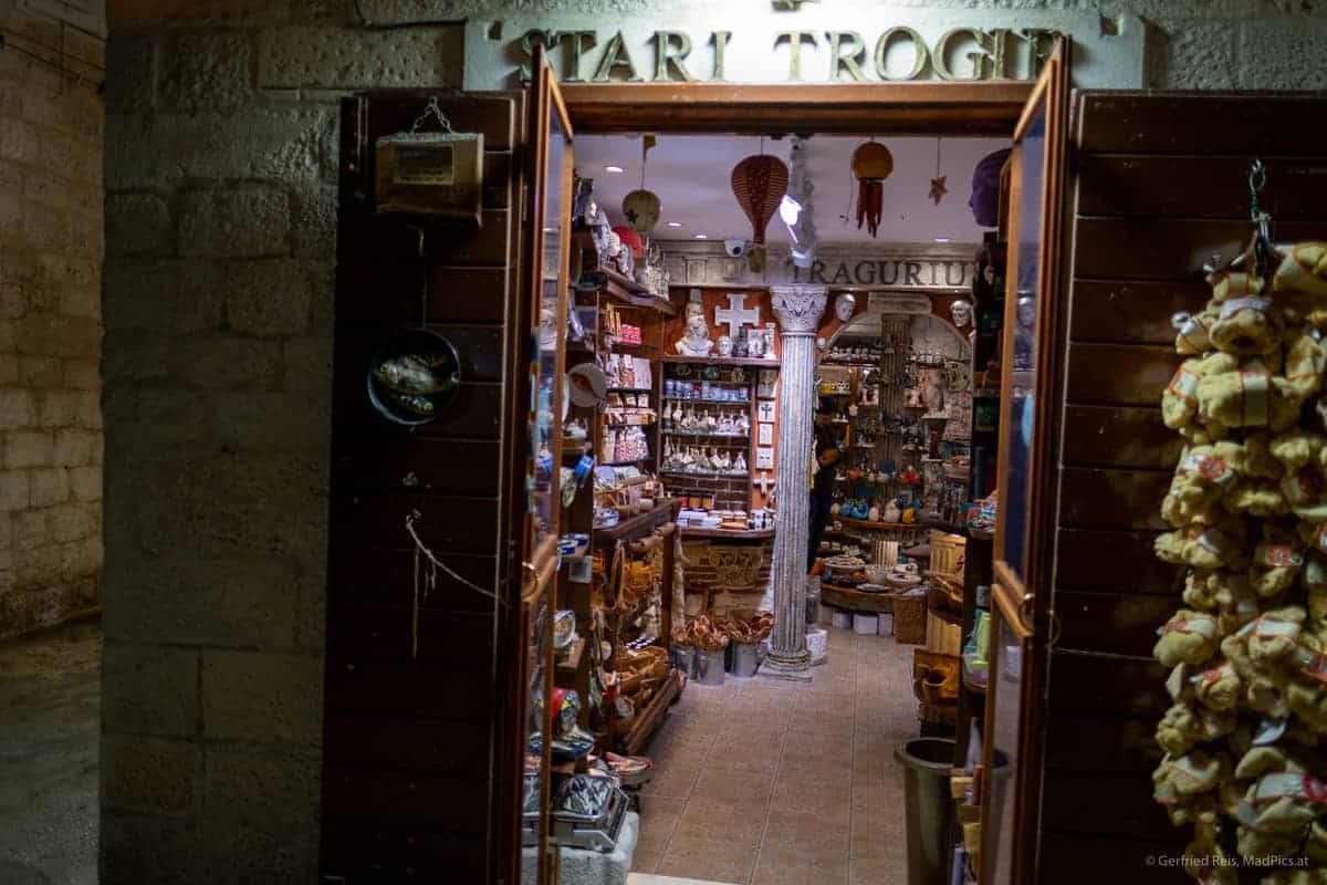 Trogir, Kroatien: Souvenirläden