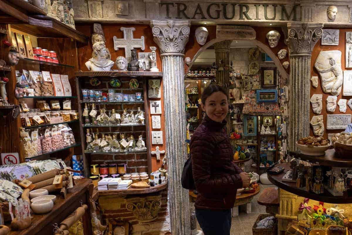 Trogir, Kroatien: Souvenirläden
