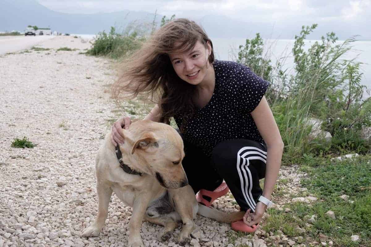 Olya Mit Einem Freundlichem Hund