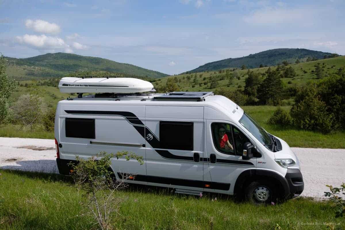 Ein Wohnmobil In Der Slowenischen Berglandschaft