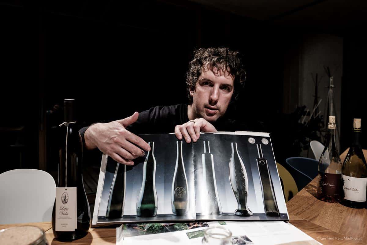 Matija Erklärt Die Weinflaschen Des Weinguts Lepa Vida