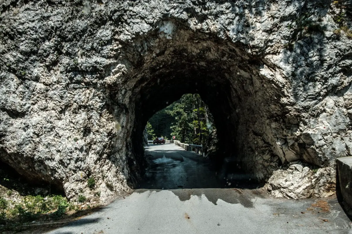 Die finsteren Tunnel auf der Fahrt zu Sinj Vrh