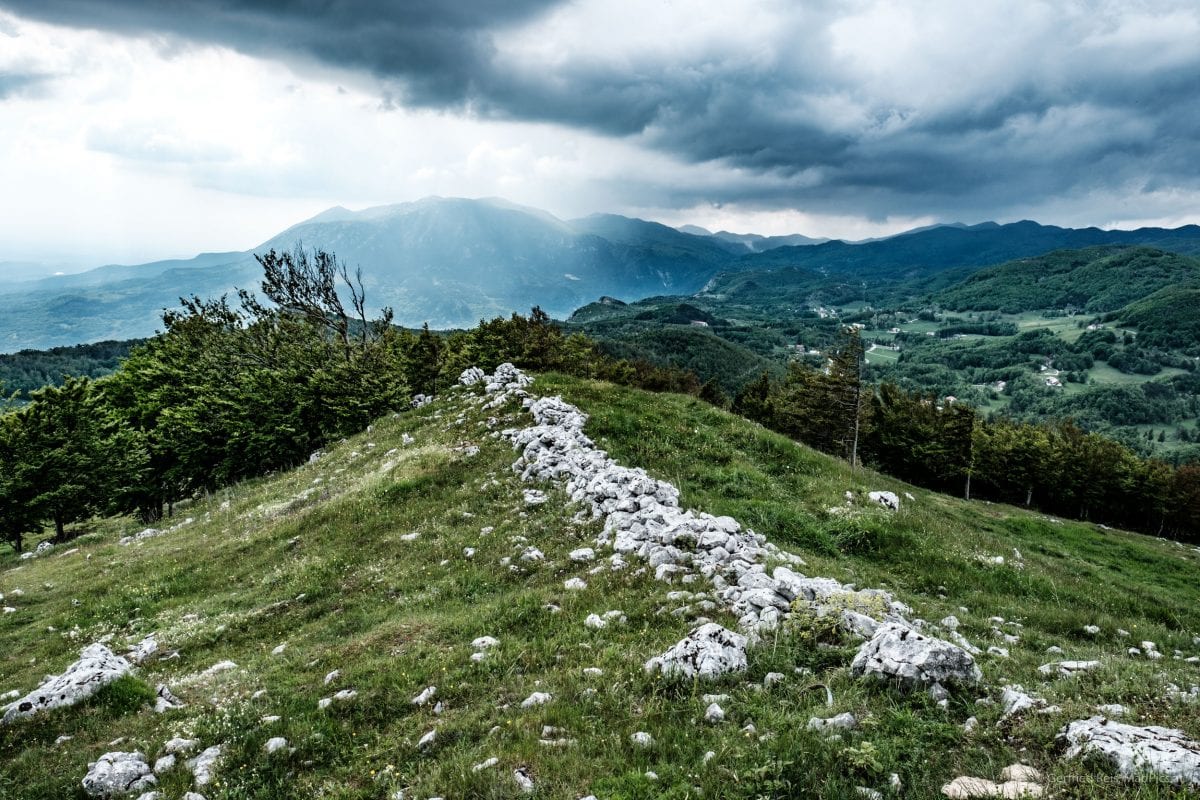 Slowenische Berglandschaften bei wolkigem Wetter