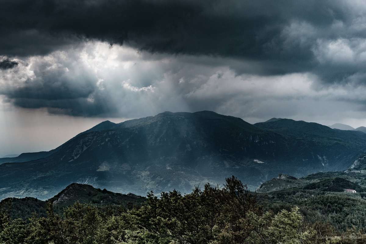 Sonne Kommt Zwischen Den Wolken Durch