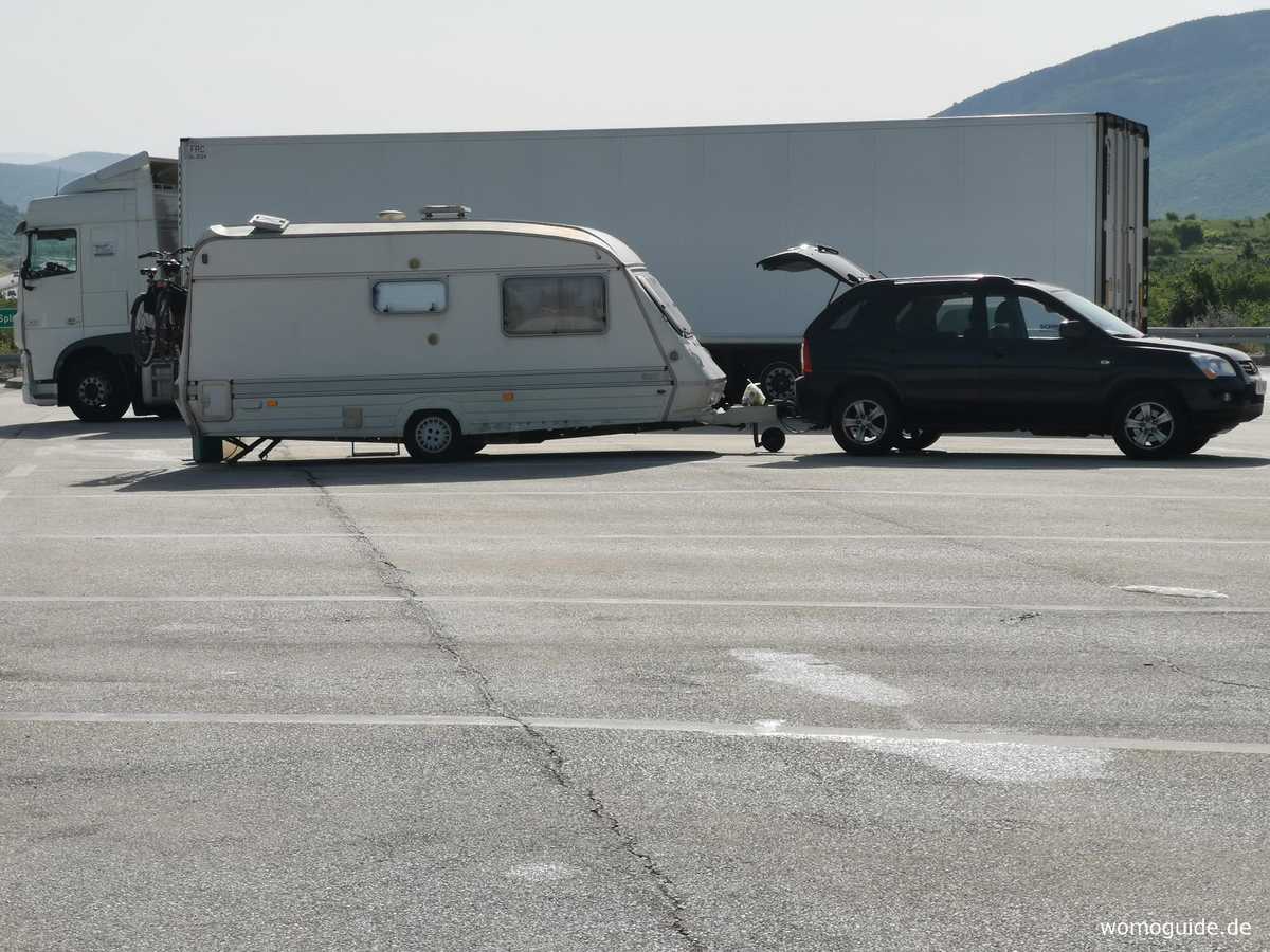 Wohnwagen-Gespann Übernachtet Auf Autobahnraststätte