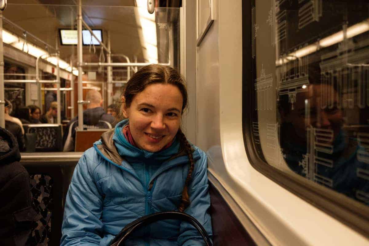 Olya Sitzt Im U-Bahn