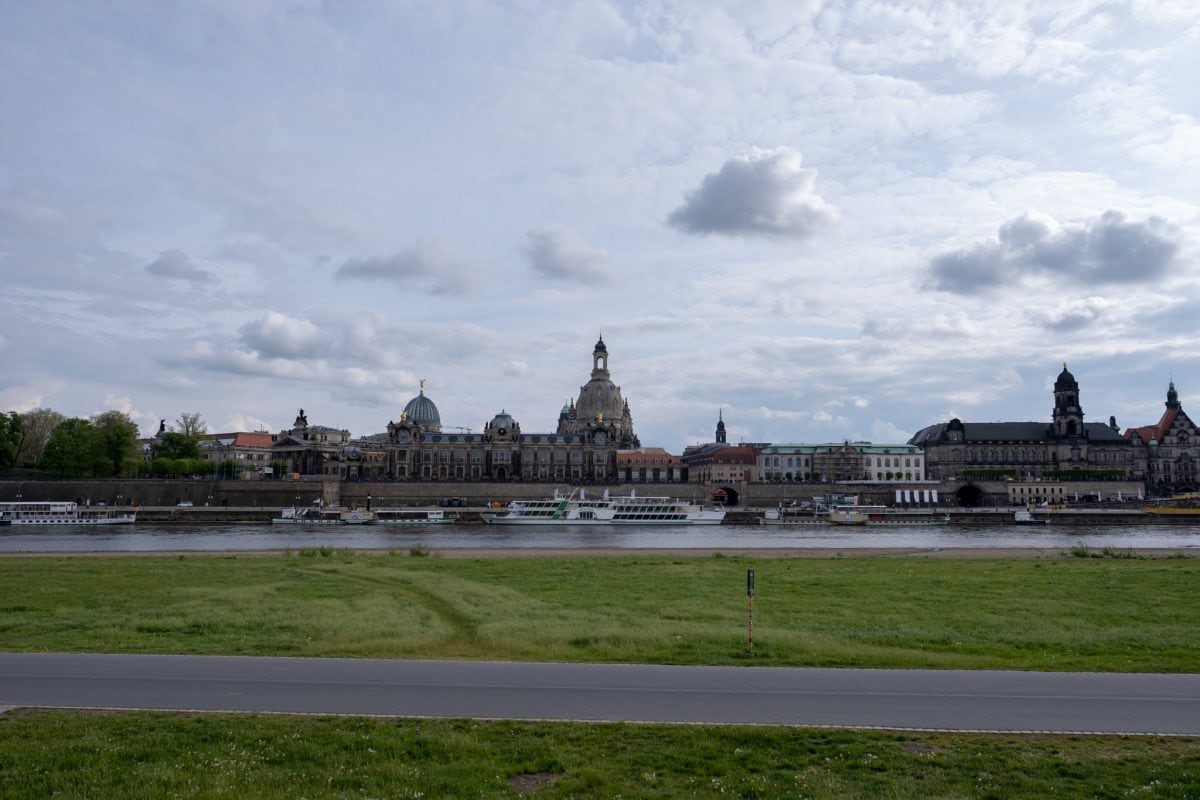 Elbwiesen mit Dresden, im Hintergrund die Innenstadt von Dresden
