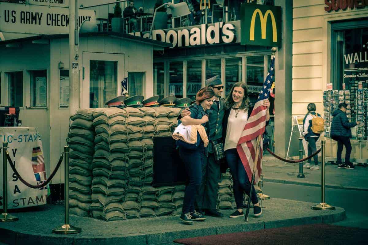 Schauspieler Posieren Für Touristen Am Checkpoint Charlie, Berlin