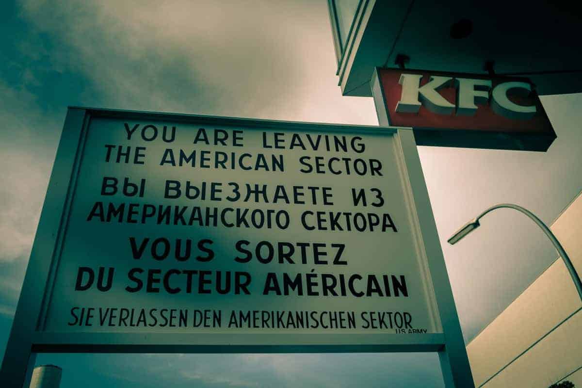Schild Am Checkpoint Charlie