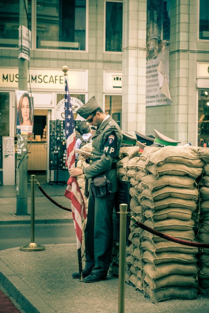 Gelangweilter Schauspieler am Checkpoint Charlie
