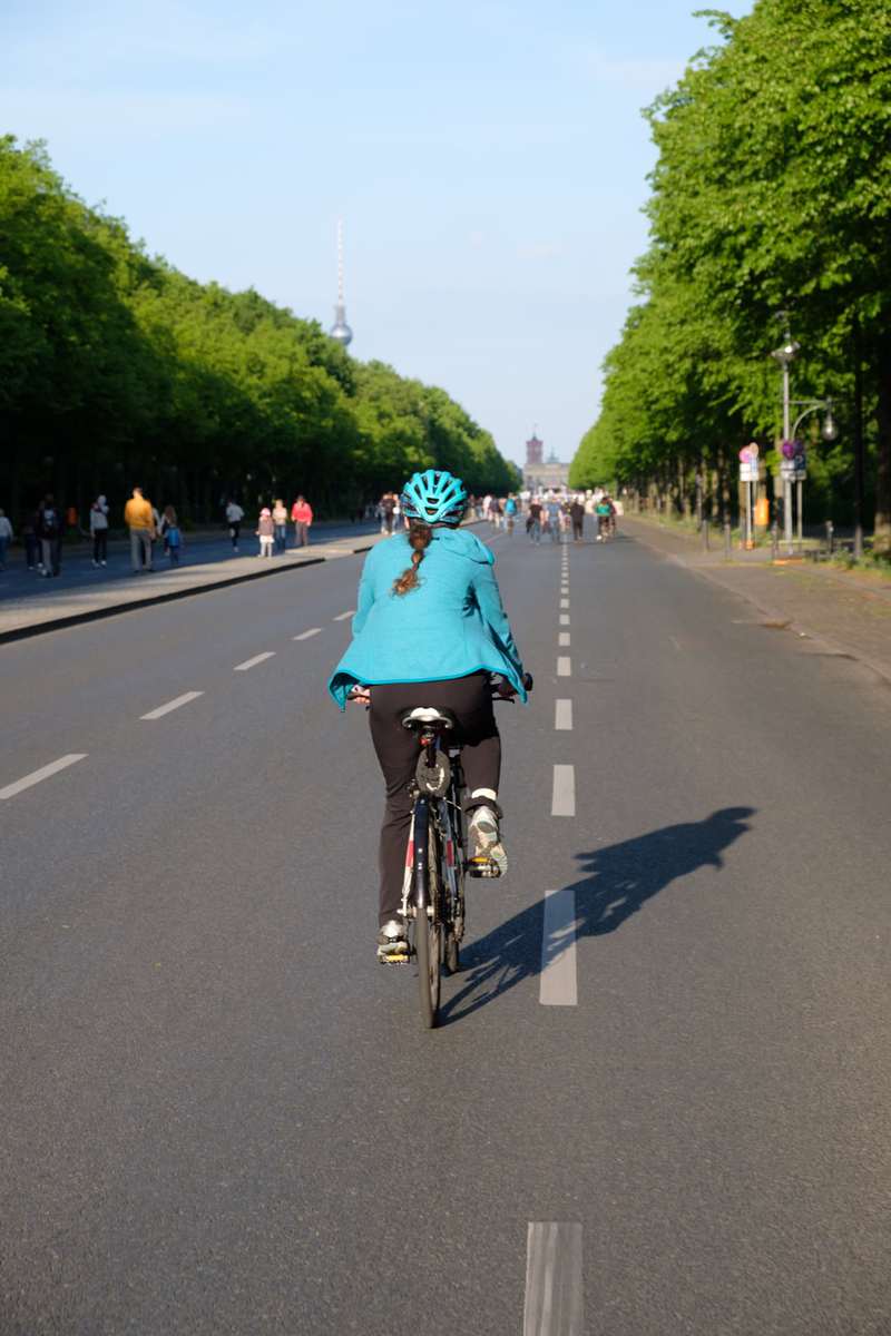 Radeln Auf Der Straße Des 17. Juni In Berlin