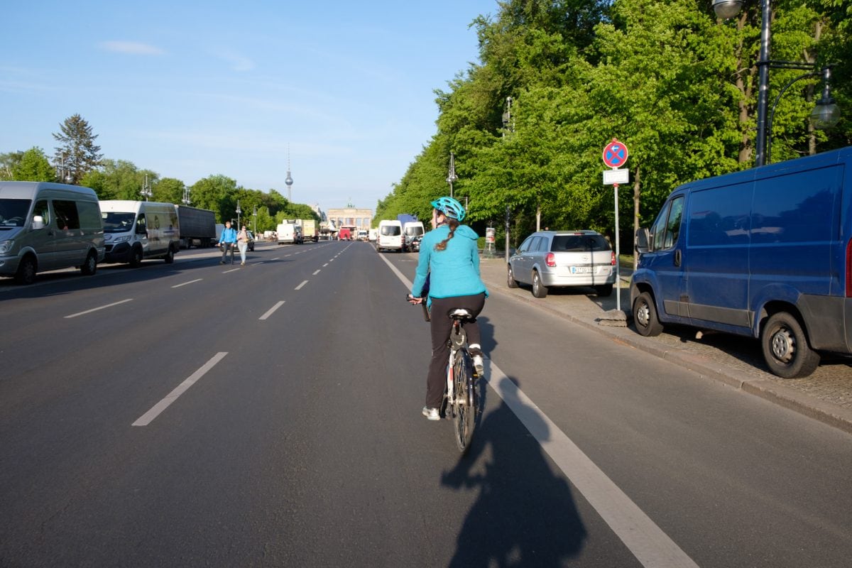 Fahrradfahren auf der Straße des 17. Juni in Berlin