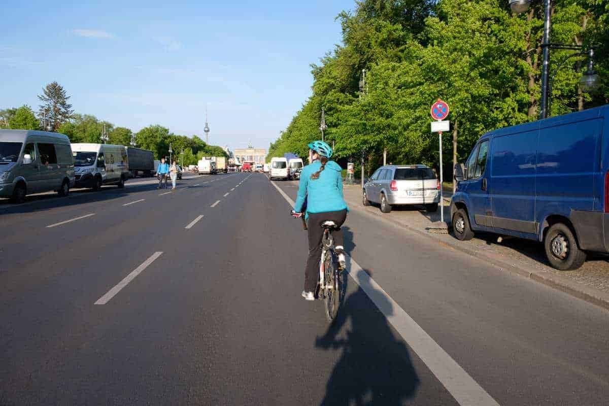 Fahrradfahren Auf Der Straße Des 17. Juni In Berlin