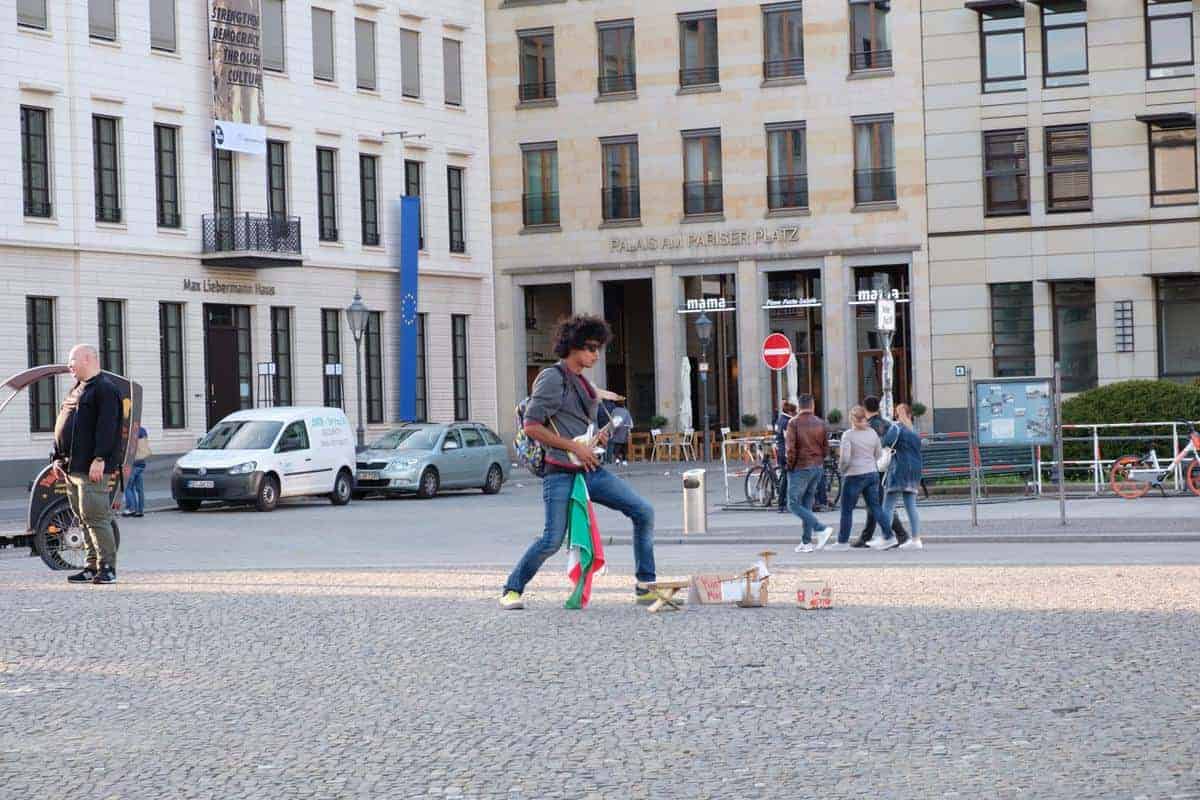 Luftgitarrist Vor Dem Brandenburger Tor In Berlin