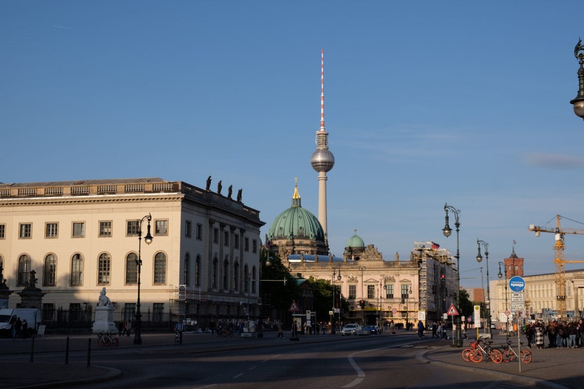 Der Fernsehturm Berlins in der Ferne