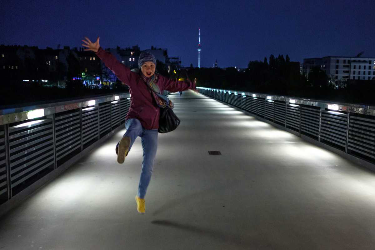 Olya Hüpft Vor Freude